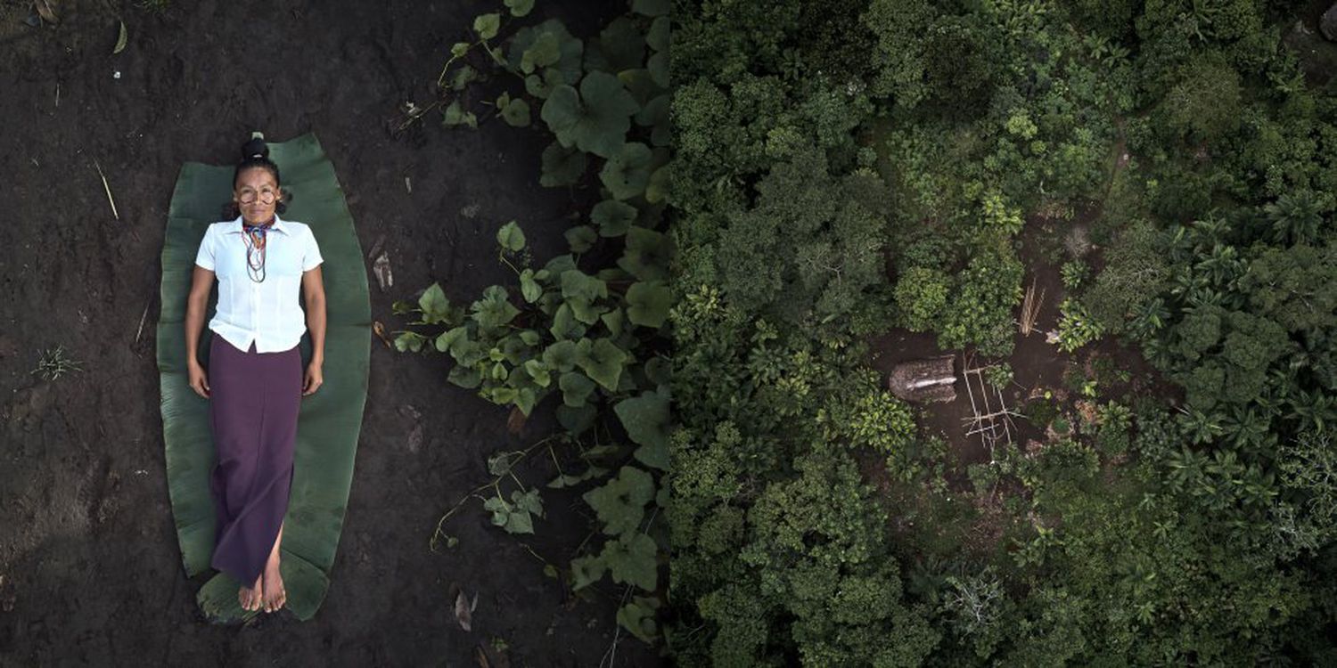 Verónica é uma indígena achuar que trabalha como parteira em uma cultura em que, segundo ela, as mulheres têm vergonha de dar à luz. À esquerda, Verónica deitada no chão. À direita, o jardim de plantas medicinais, onde ele cultiva plantas ancestrais para tratar seus pacientes. Imagem de Pablo Albarenga. Equador, 2019. Verónica é uma indígena achuar que trabalha como parteira em uma cultura em que, segundo ela, as mulheres têm vergonha de dar à luz. À esquerda, Verónica deitada no chão. À direita, o jardim de plantas medicinais, onde ele cultiva plantas ancestrais para tratar seus pacientes. Imagem de Pablo Albarenga. Equador, 2019.