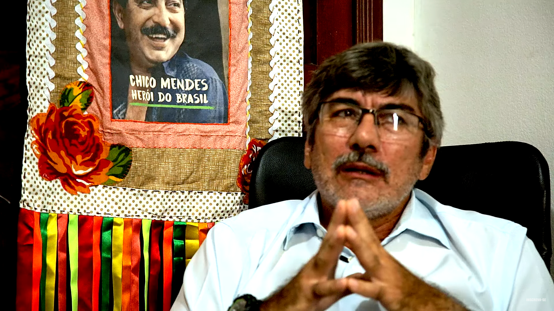 Gomercindo Rodrigues é entrevistado na série "Vozes da Floresta" Imagem de Le Monde Diplomatique Brasil. Brasil, 2020. Gomercindo Rodrigues é entrevistado na série "Vozes da Floresta" Imagem de Le Monde Diplomatique Brasil. Brasil, 2020.