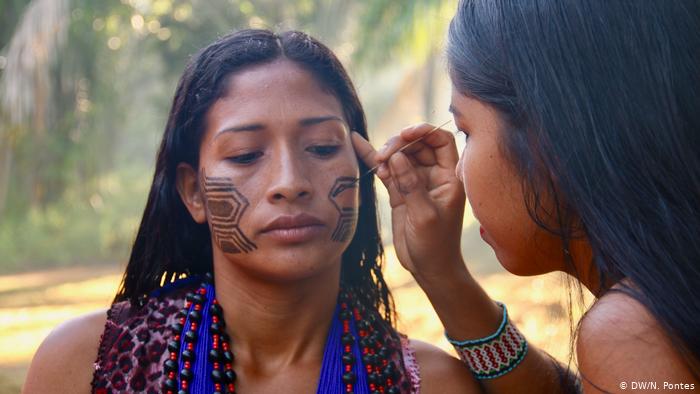 Amairé Kaiabi-Suia: "The threats come mainly from the government, which tries to end our rights with our lands." Image by Nadia Pontes. Brazil, 2019. Amairé Kaiabi-Suia: "The threats come mainly from the government, which tries to end our rights with our lands." Image by Nadia Pontes. Brazil, 2019.