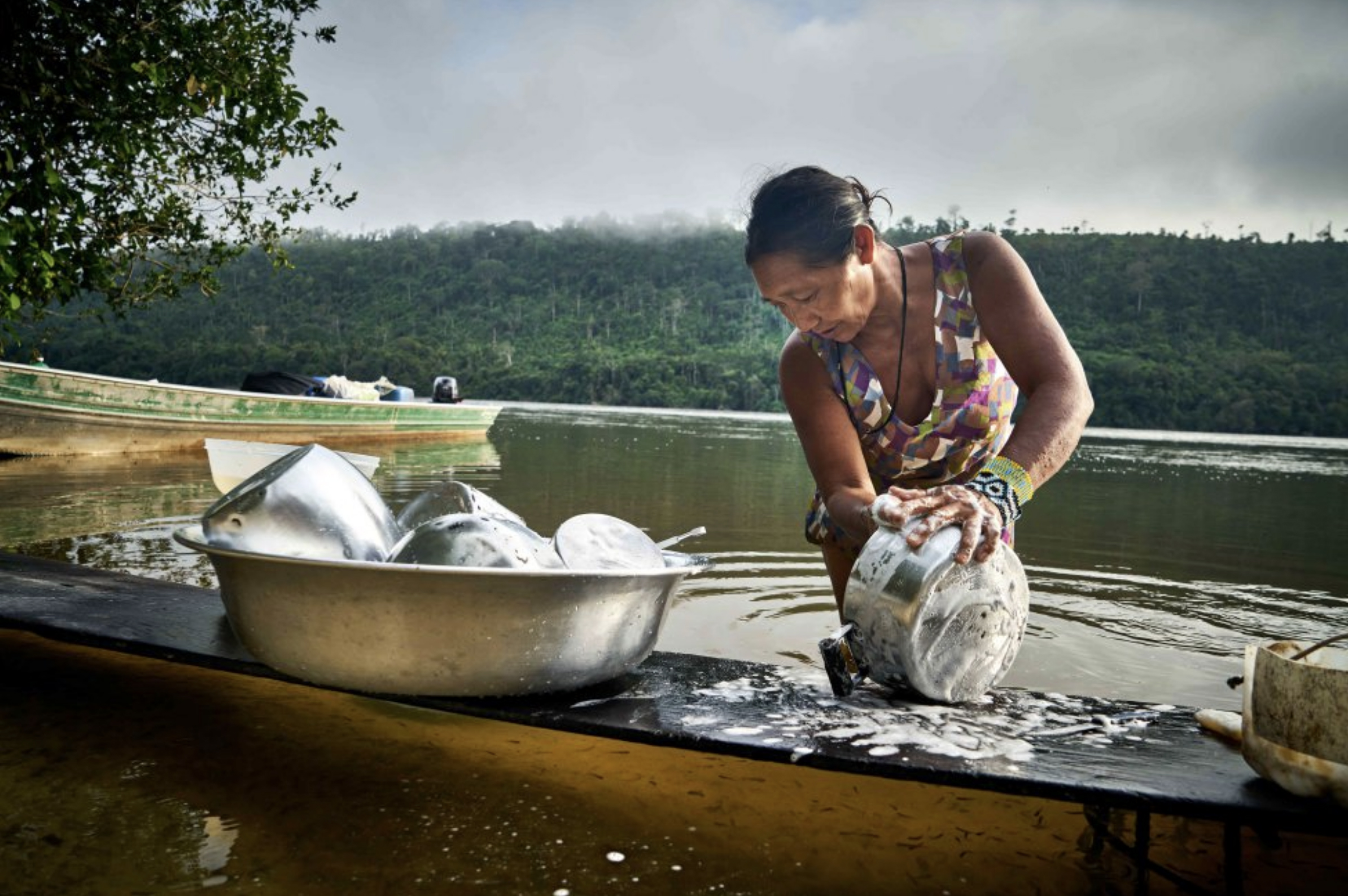 An Indigenous Rikbaktsa woman cleaning on the banks of the Arinos River, north of Mato Grosso. Although the project of the Castanheira plant ensures that the various Indigenous lands, including the Apiaka, Rikibaktsa, Kaiabi, Munduruku and Tapajuna, would not be affected by the flood, the hydrographic alteration would leave the entire village deprived of resources it depends on so much for their subsistence food and for their sacred rituals. An Indigenous Rikbaktsa woman cleaning on the banks of the Arinos River, north of Mato Grosso. Although the project of the Castanheira plant ensures that the various Indigenous lands, including the Apiaka, Rikibaktsa, Kaiabi, Munduruku and Tapajuna, would not be affected by the flood, the hydrographic alteration would leave the entire village deprived of resources it depends on so much for their subsistence food and for their sacred rituals.