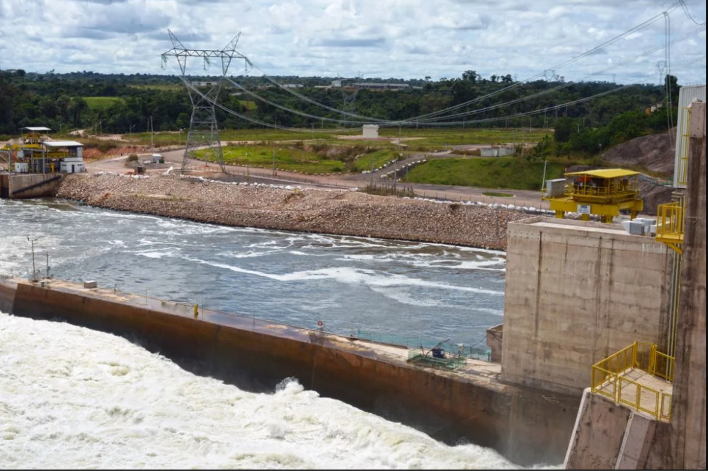 Spillway of the Sinop Hydroelectric Plant, between the municipalities of Claudia, Itaúba and Sinop, in Mato Grosso. The plant began the process of closing its reservoir in December 2018. In February, 13 tons of fish died in the area after the closing of the floodgates. Image by Juliana Arini. Brazil, 2019. Spillway of the Sinop Hydroelectric Plant, between the municipalities of Claudia, Itaúba and Sinop, in Mato Grosso. The plant began the process of closing its reservoir in December 2018. In February, 13 tons of fish died in the area after the closing of the floodgates. Image by Juliana Arini. Brazil, 2019.