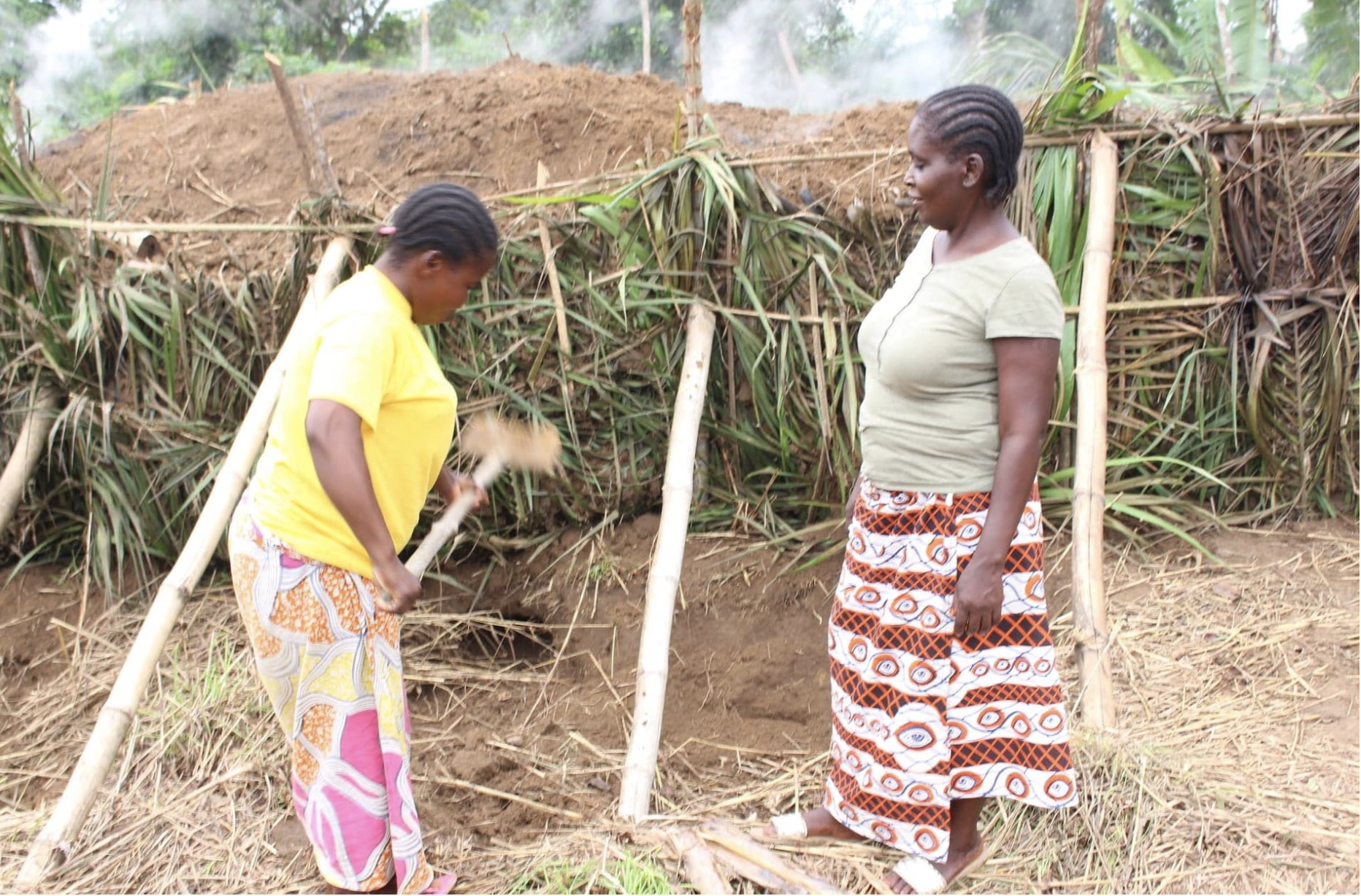 Like these women, many inhabitants of the Pool region end up contributing to deforestation for their primary economic and subsistence activities. Image by Rosie Pioth. Republic of the Congo, 2020. Like these women, many inhabitants of the Pool region end up contributing to deforestation for their primary economic and subsistence activities. Image by Rosie Pioth. Republic of the Congo, 2020.