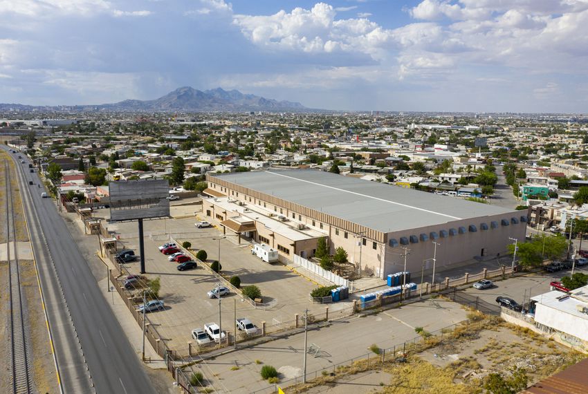 Mexican officials have turned an empty factory in Ciudad Juárez into a temporary shelter to hold migrants who have been arriving in large numbers to the border city across from El Paso. Image by Ivan Pierre Aguirre. United States, 2019. Mexican officials have turned an empty factory in Ciudad Juárez into a temporary shelter to hold migrants who have been arriving in large numbers to the border city across from El Paso. Image by Ivan Pierre Aguirre. United States, 2019.