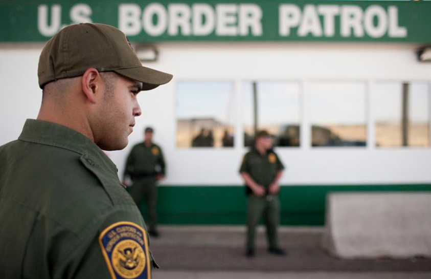 Border Patrol agents at an immigration checkpoint in West Texas. Image by Spencer Selvidge / The Texas Tribune. United States, undated. Border Patrol agents at an immigration checkpoint in West Texas. Image by Spencer Selvidge / The Texas Tribune. United States, undated.