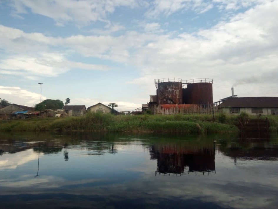 A view from the river of a PHC Boteka factory. Image courtesy of EnviroNews. Democratic Republic of Congo. A view from the river of a PHC Boteka factory. Image courtesy of EnviroNews. Democratic Republic of Congo, date unknown.
