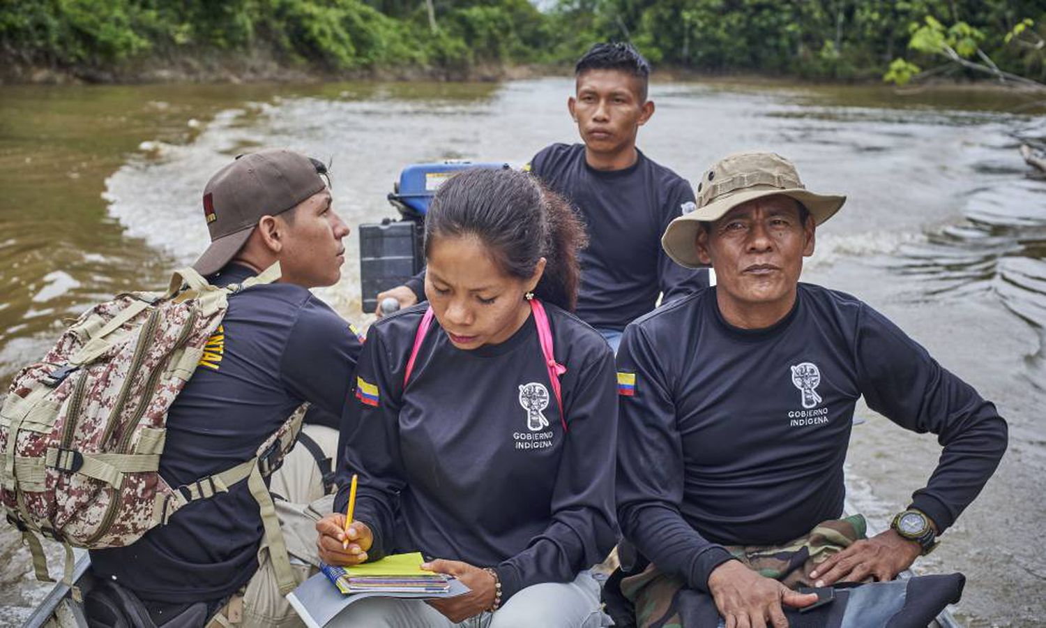 Integrantes da guarda indígena ambiental durante una navegação de rotina pelo rio Amacayacu, próximo à comunidade de San Martín. Imagem de Pablo Albarenga. Brasil, 2020. Integrantes da guarda indígena ambiental durante una navegação de rotina pelo rio Amacayacu, próximo à comunidade de San Martín. Imagem de Pablo Albarenga. Brasil, 2020.