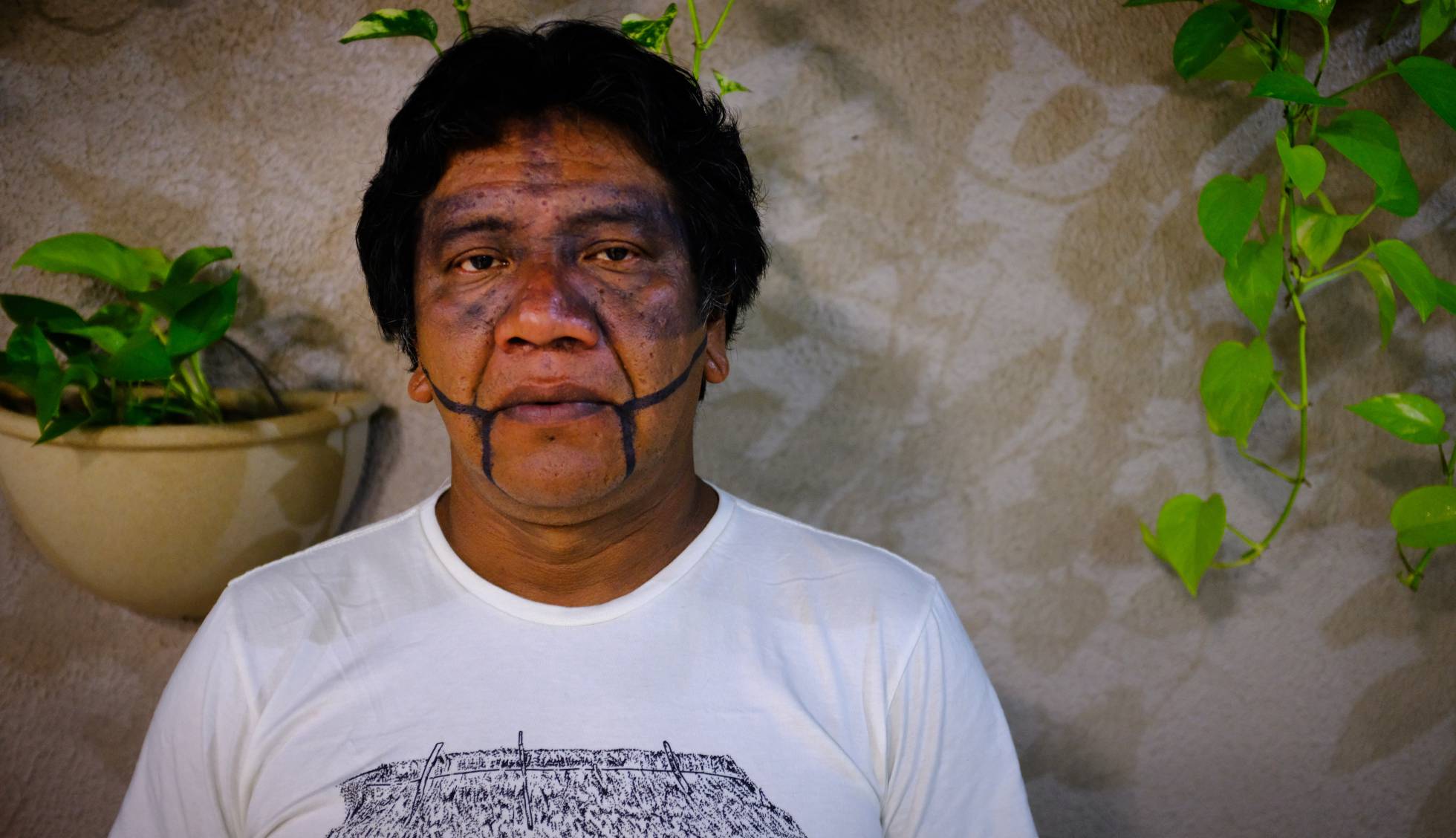 El líder indígena kayapó Dotô Takakire es uno de los grandes críticos del tren Ferrograo por sus impactos medioambientales. Foto por Heriberto Araújo. Brasil, 2019. El líder indígena kayapó Dotô Takakire es uno de los grandes críticos del tren Ferrograo por sus impactos medioambientales. Foto por Heriberto Araújo. Brasil, 2019.