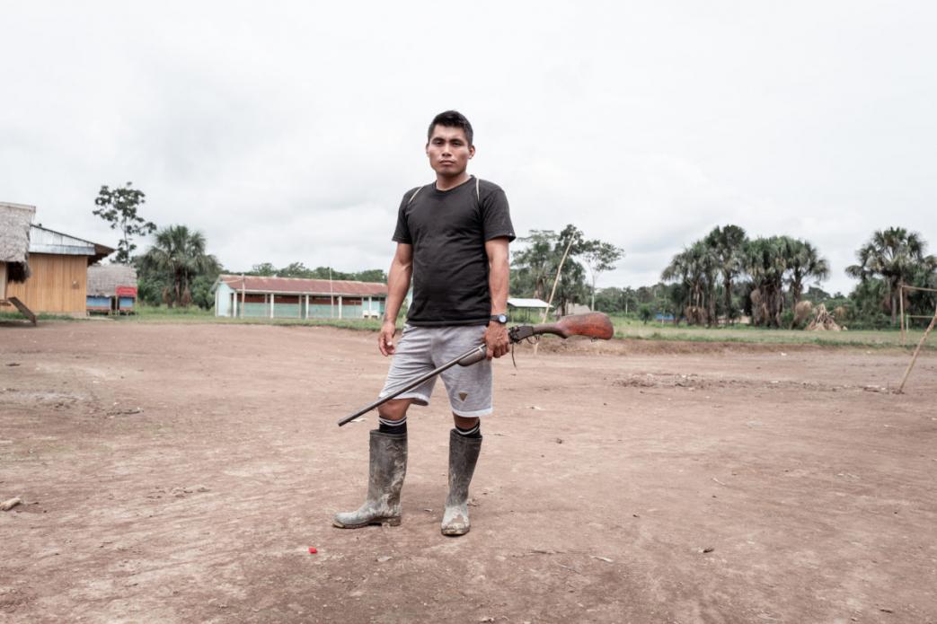 John Milton, granjero y cazador de raza wampis. Amazonas, Perú. Foto por Marcio Pimenta. Perú, 2019. John Milton, granjero y cazador de raza wampis. Amazonas, Perú. Foto por Marcio Pimenta. Perú, 2019.