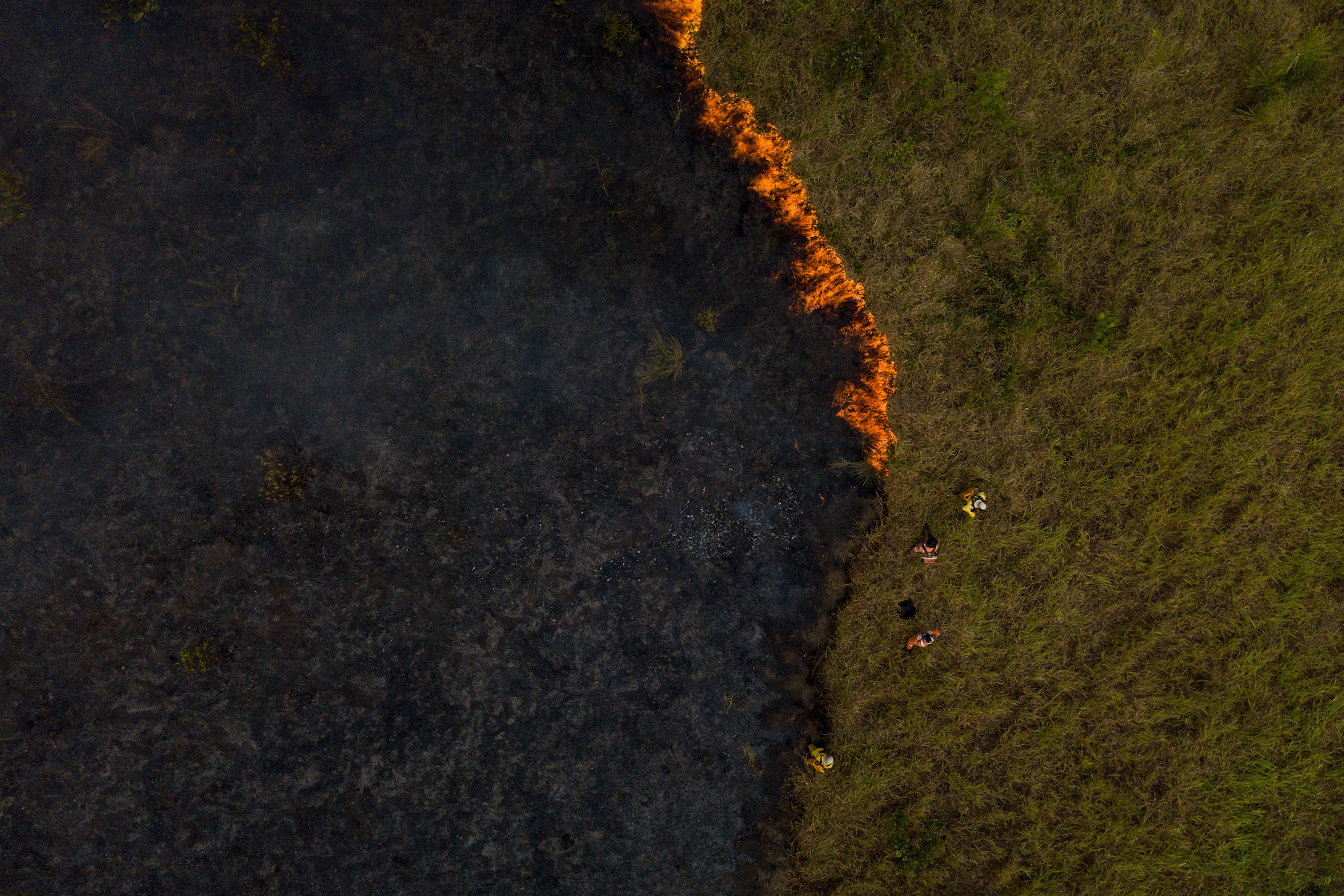 In Porto Velho, in the state of Rondônia, a prescribed burn spreads over pastures, threatening the surrounding forest. Image by Flavio Forner. Brazil, undated. In Porto Velho, in the state of Rondônia, a prescribed burn spreads over pastures, threatening the surrounding forest. Image by Flavio Forner. Brazil, undated.