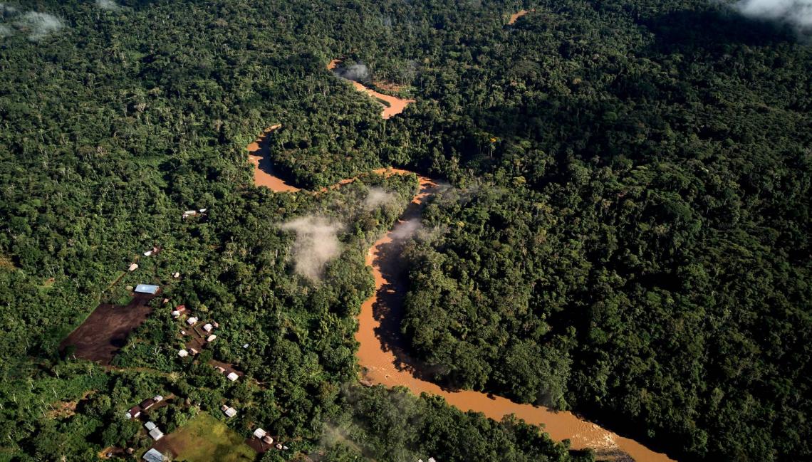 Vista aérea de la comunidad de Copataza, el próximo punto que será alcanzado por la nueva carretera. Foto por Pablo Albarenga. Ecuador, sin fecha. Vista aérea de la comunidad de Copataza, el próximo punto que será alcanzado por la nueva carretera. Foto por Pablo Albarenga. Ecuador, sin fecha.