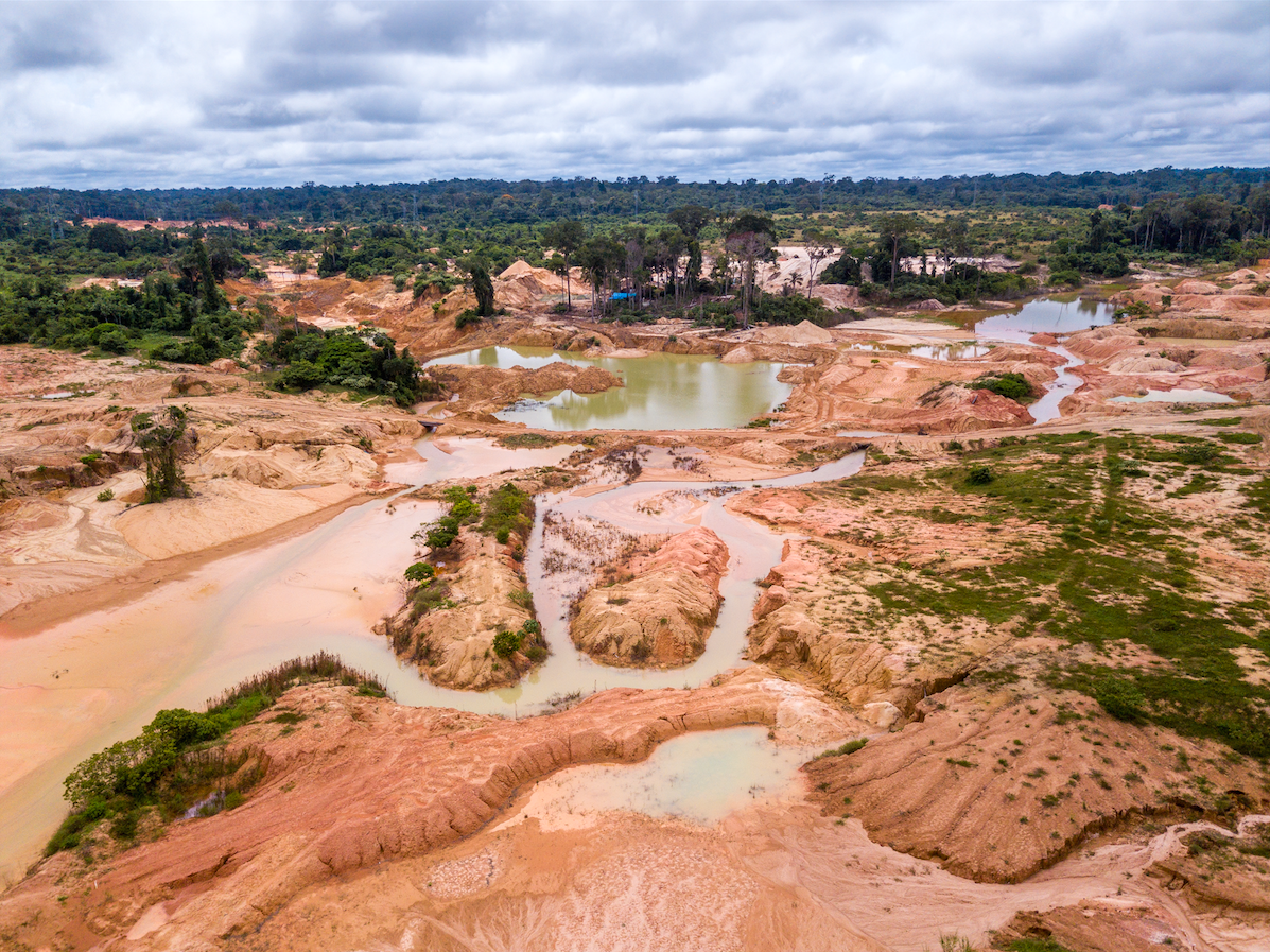 Vista aérea da área desmatada da floresta tropical amazônica causada por atividades ilegais de mineração no Brasil. Imagem de Shutterstock. Brasil, data desconhecida.