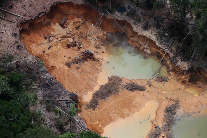 Image courtesy of Repórter Brasil/Greenpeace. Vista aérea de um local de mineração.