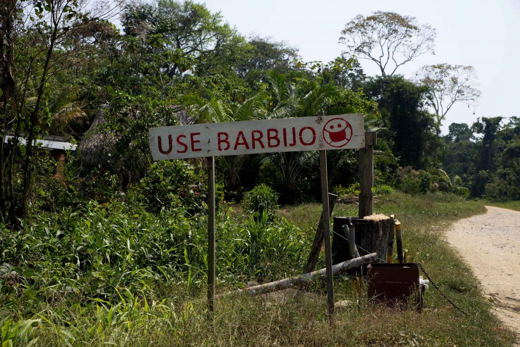 Yuqui Barbijo.jpg Un letrero en Bia Recuaté que dice Use Barbijo