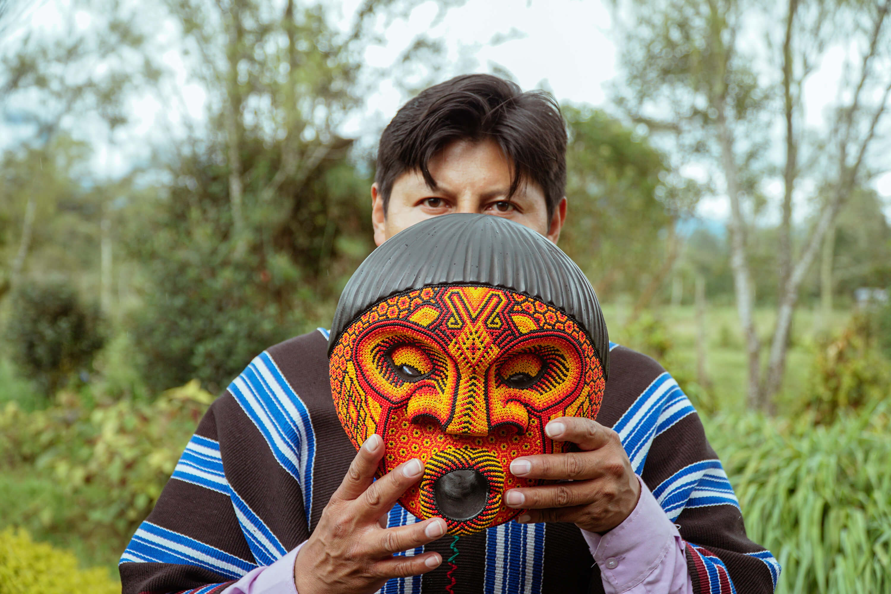 MÁSCARAS. Gerardo Chasoy é um artista indígena do povo Inga e Kamentsa, localizado em Putumayo, Colômbia, na fronteira com o Peru. Foto: Duber Rosero / OjoPublico
