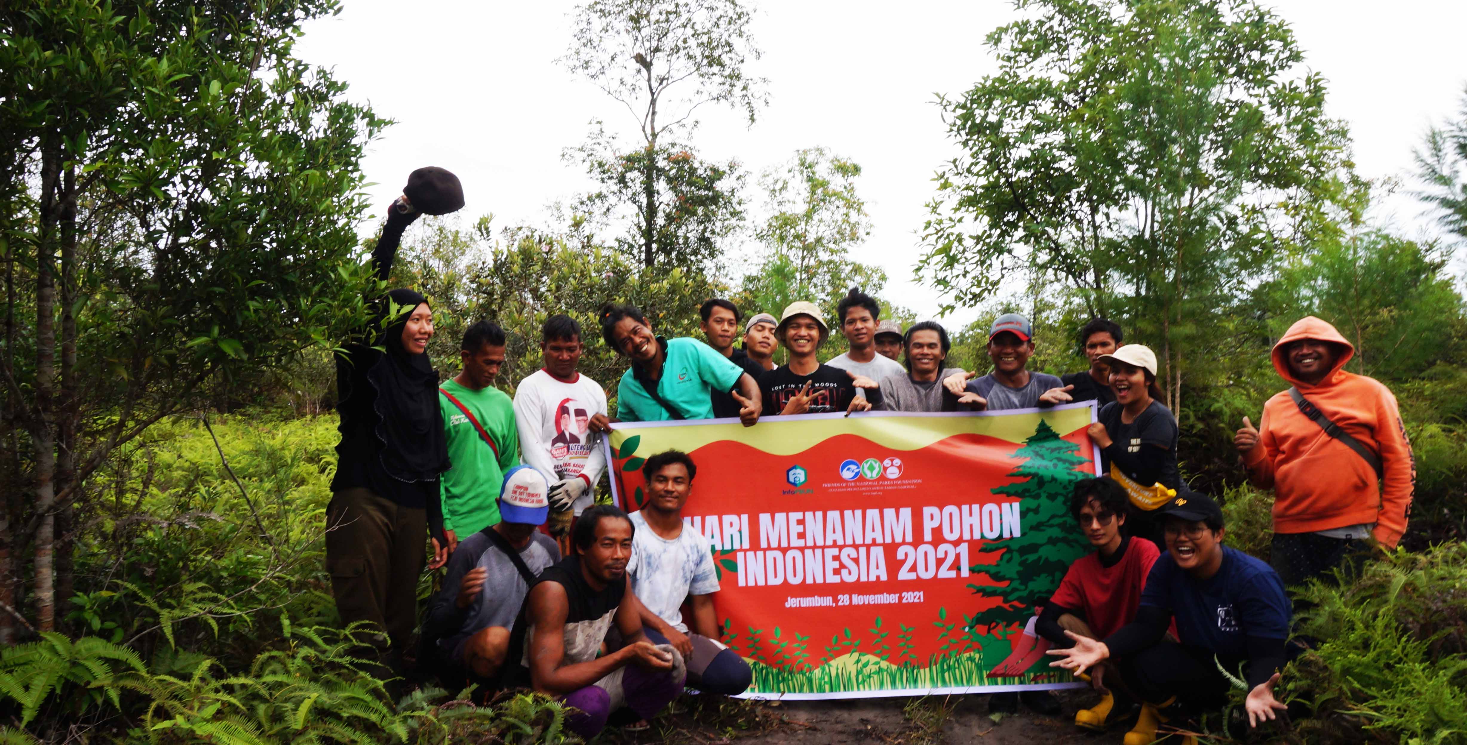 Geliat Warga Sekoyer Menanam Pohon di Jerumbu Para konservasionis berpose dengan grafik konvensi 2021 di hutan
