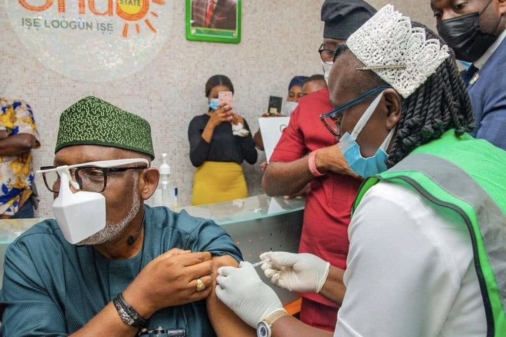 Akeredolu-takes-covid19-vaccine1 2.jpeg Rotimi Akeredolu receiving COVID-19 vaccine