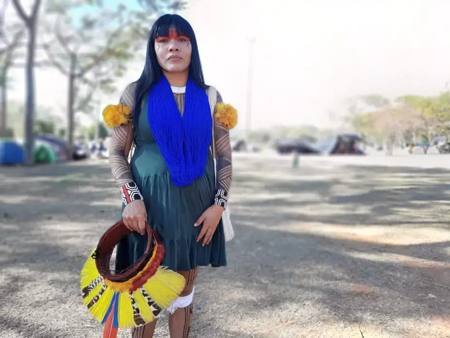 Watatakalu Yawalapiti, uma das lideranças femininas do movimento de mulheres do Xingu. Imagem de Maria Fernanda Ribeiro. Brasil, 2019. Watatakalu Yawalapiti, uma das lideranças femininas do movimento de mulheres do Xingu. Imagem de Maria Fernanda Ribeiro. Brasil, 2019.