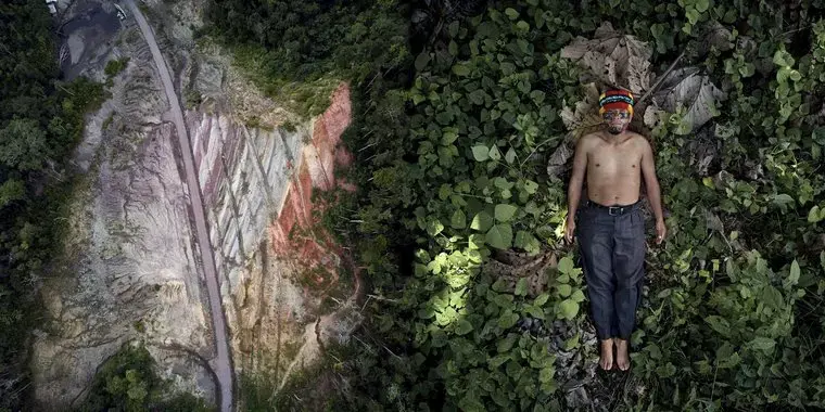 Julián Illanes é indígena da comunidad achuar de Ecuador. À direita; Julián recostado; à esquerda, vista aérea da carretera. Imagem de Pablo Albarenga. Equador, 2019. Julián Illanes é indígena da comunidad achuar de Ecuador. À direita; Julián recostado; à esquerda, vista aérea da carretera. Imagem de Pablo Albarenga. Equador, 2019.