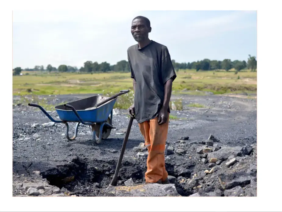 An old man digs coal at an abandoned coal mine in Ermelo, Mpumalanga. Image by Mark Olalde. South Africa, 2017.