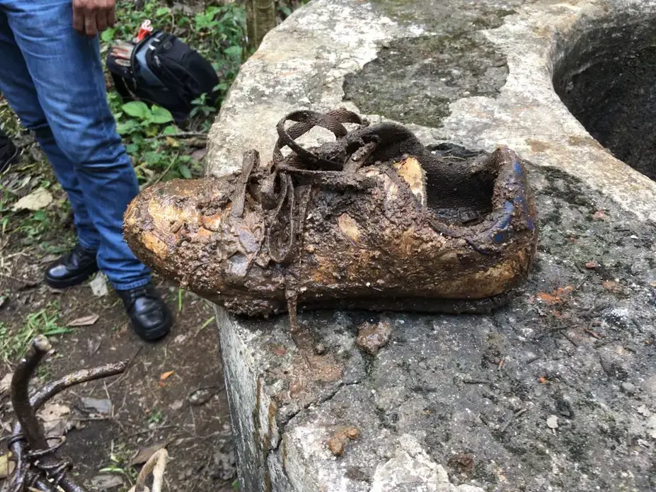 A shove reA shoe recovered on a hunt for bodies.