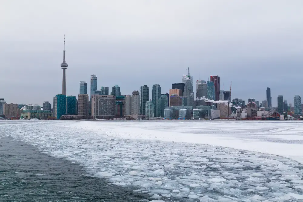 A view along Lake Ontario. Image by Shutterstock. Canada, 2015.
