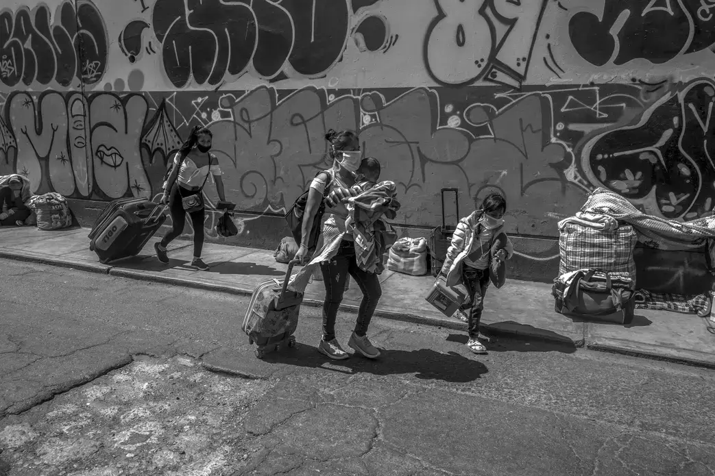 Uncertainty. Hundreds of people roam in search of places to leave Lima. Image by Musuk Nolte. Peru, 2020.