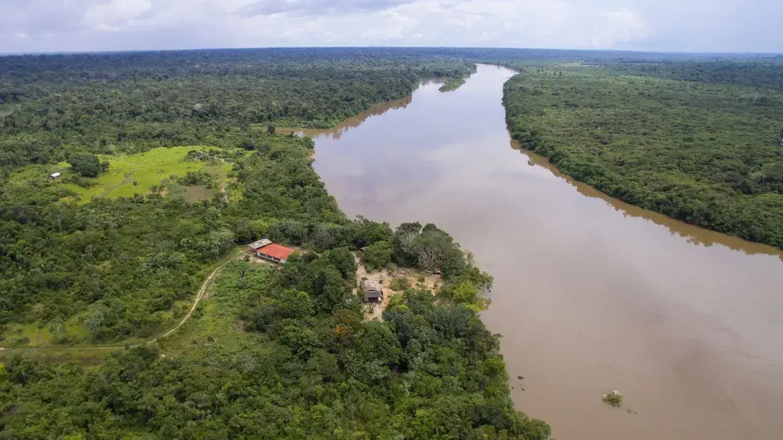 Some riverside houses from the Extractive Reserve (Resex) on the banks of the Roosevelt River have resisted the threat of invasion for more than 80 years. Image by Caio Mota. Brazil, 2020. Some riverside houses from the Extractive Reserve (Resex) on the banks of the Roosevelt River have resisted the threat of invasion for more than 80 years. Image by Caio Mota. Brazil, 2020.