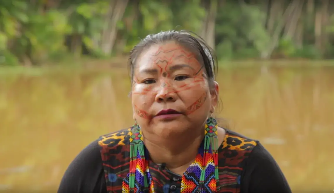Edna Shanenawa é entrevistada na série "Vozes da Floresta." Imagem de Le Monde Diplomatique Brasil. Brasil, 2020. Edna Shanenawa é entrevistada na série "Vozes da Floresta." Imagem de Le Monde Diplomatique Brasil. Brasil, 2020.
