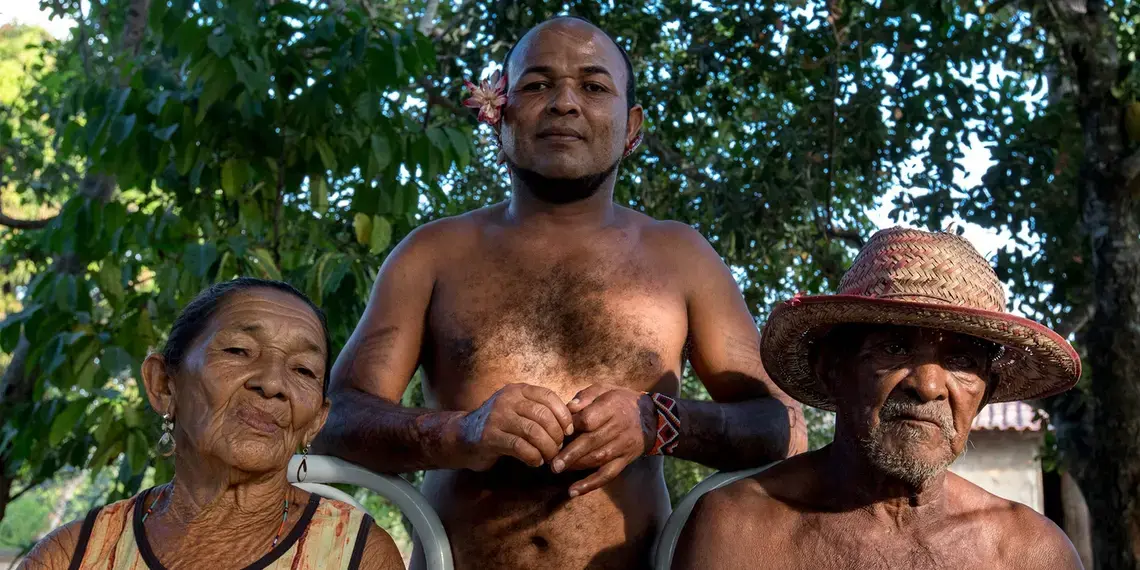 “Às vezes passo necessidade por não poder ir pescar, por não poder caçar um bichinho pra comer”, conta Aldeli de Jesus Ribeiro Akroá-Gamella. Image by Ana Mendes. Brazil, 2019.