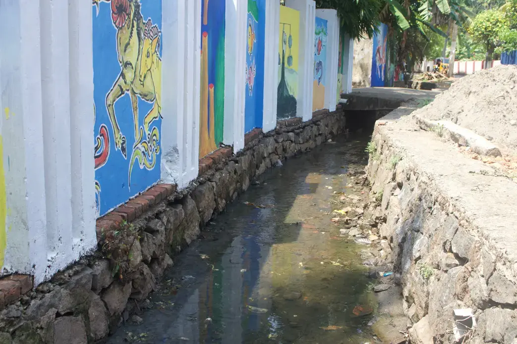 The canals weaving through Alleppey lead to Vembanad Lake—they run clean and are decorated with colorful artwork. Image by Katelyn Weisbrod. India, 2019.