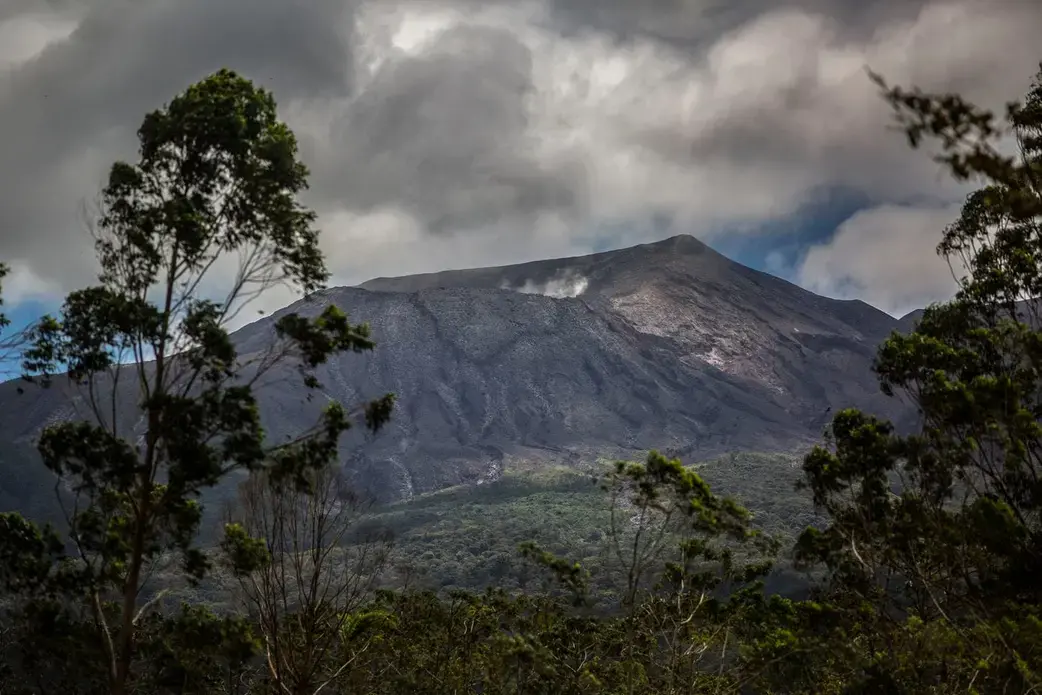 Steam and hot gases rise from the crater of Rincón de la Vieja, an active volcano in Costa Rica. Two scientific teams are measuring the carbon dioxide that seeps from cracks in the volcano’s foundation to determine its impact on the surrounding tropical forest. Image by Dado Galdieri / Hilaea Media. Costa Rica, 2020. Steam and hot gases rise from the crater of Rincón de la Vieja, an active volcano in Costa Rica. Two scientific teams are measuring the carbon dioxide that seeps from cracks in the volcano’s foundation to determine its impact on the surrounding tropical forest. Image by Dado Galdieri / Hilaea Media. Costa Rica, 2020.