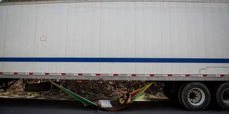 There is a constant image that extends along 17 km accumulated of trucks: that of a driver lying in his hammock. Luis Aguilar kills time, like hundreds of his colleagues. Image by César Arroyo. Nicaragua, 2020.