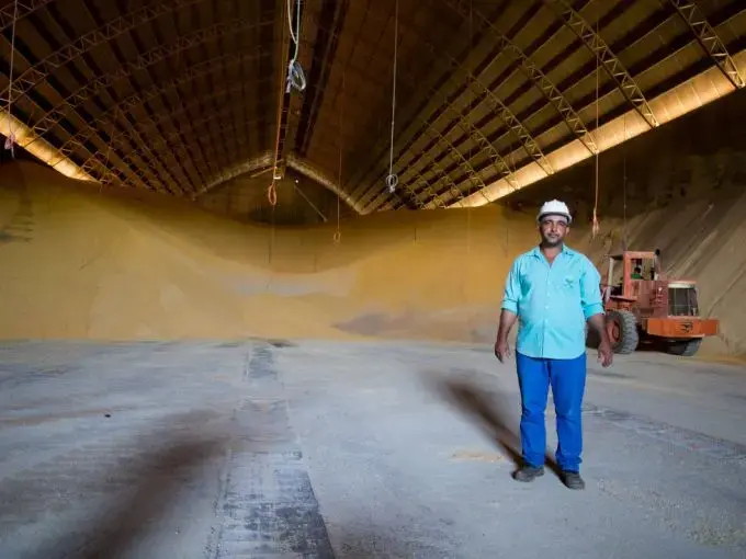 Um trabalhador em Sinop mostra um enorme depósito de grãos, em que a soja e o milho são armazenados em temperatura e umidade controladas para, paulatinamente, ser transportados por caminhão e depois exportados. Imagem de Heriberto Araújo. Brasil, 2019. Um trabalhador em Sinop mostra um enorme depósito de grãos, em que a soja e o milho são armazenados em temperatura e umidade controladas para, paulatinamente, ser transportados por caminhão e depois exportados. Imagem de Heriberto Araújo. Brasil, 2019.
