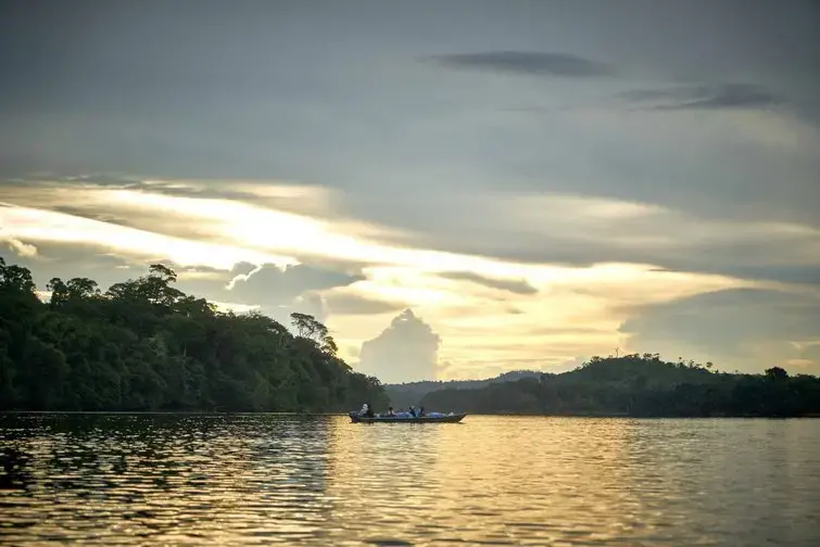 A boat passes through the river Arinos. Image by Pablo Albarenga. Brazil, 2018.