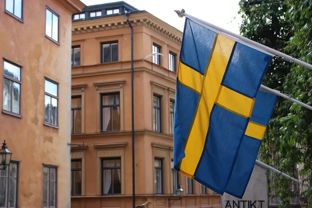 A Swedish flag aloft in Stockholm. Image by Amy Russo. Sweden, 2017.