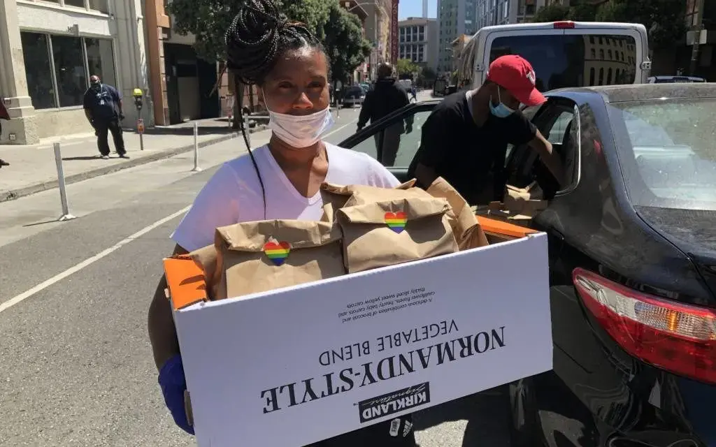 Tiffany Carter, La Cocina graduate and owner of food business Boug Cali delivers meals to Larkin Street Youth Services. Image courtesy of Natalia Gurevich. United States, 2020.