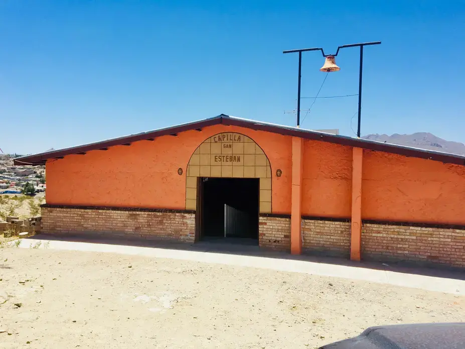 Capilla San Esteban, a small chapel in Ciudad Juárez, where Father Peter Hinde delivered the mass. Image by Lily Moore-Eissenberg. Mexico, 2019.
