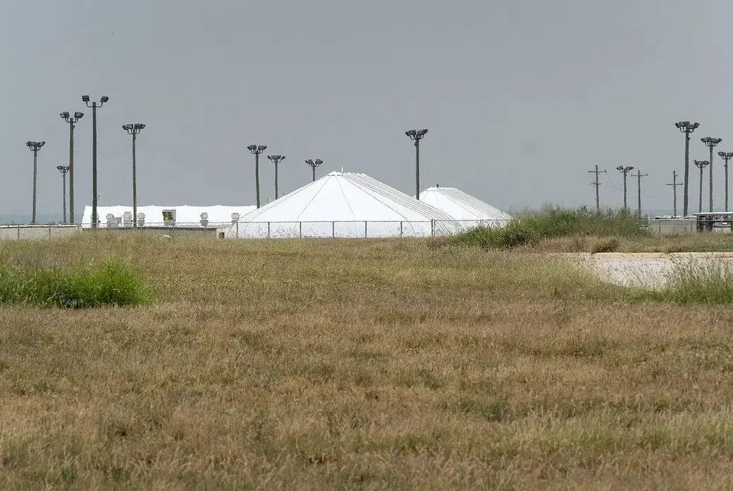 The South Texas Family Residential Center in Dilley is one of two family immigrant detention centers in Texas. Image by Laura Skelding for The Texas Tribune. United States, 2018.