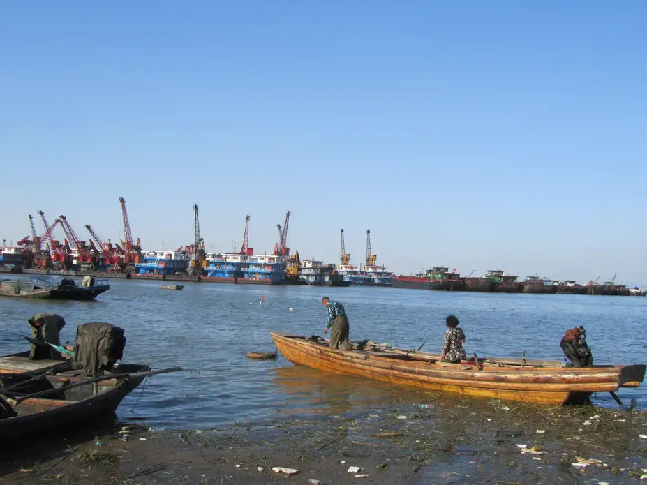 Fishers face sand dredges in Hamashu village, Lake Poyang.  Photo by Vince Beiser
