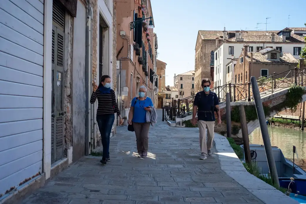 A guide with tourists just after the reopening of Venice after the lockdown. Image by Simone Padovani. Italy, 2020.