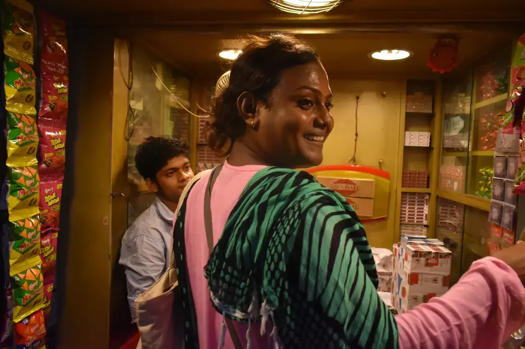Friendly encounters with a shopkeeper. Image by Siyona Ravi. India, 2017.