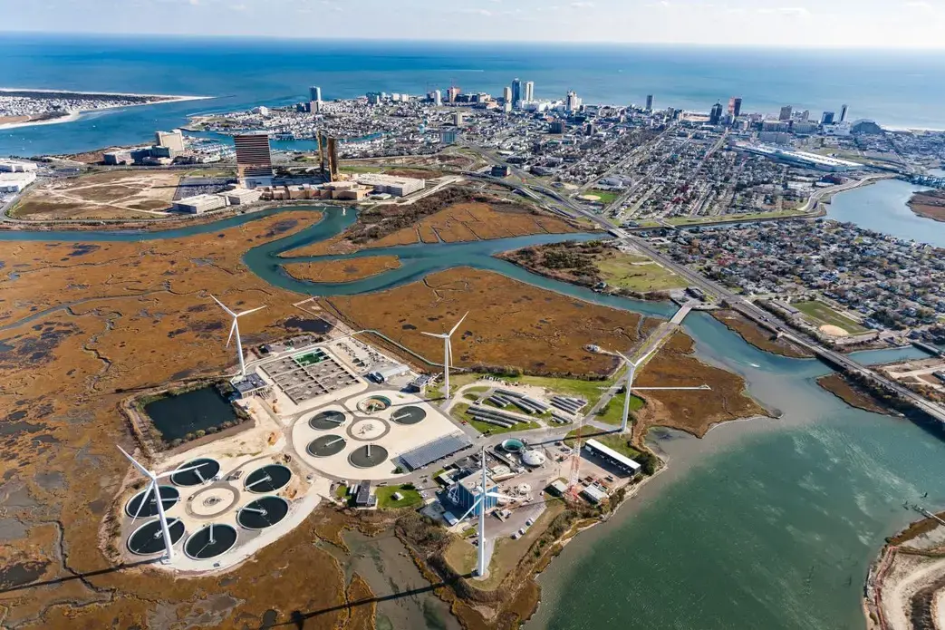 The Atlantic County Utilities Authority wastewater treatment plant in New Jersey can process 151 million liters of sewage from Atlantic City (in the background) and 13 nearby communities every day. Water came within 15 centimeters of flooding the facility during Hurricane Sandy in 2012. The utilities authority is building a US $3.7-million sea wall to protect the plant in the future. Image by Alex MacLean. United States, 2019.
