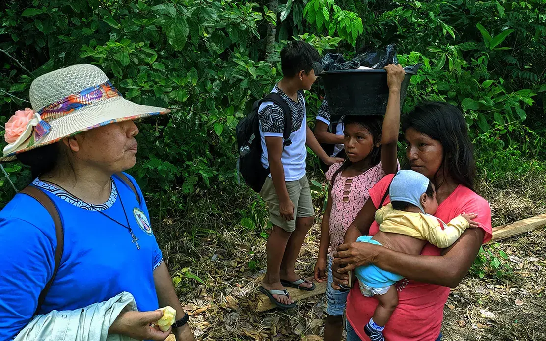 Indigenous mother asks missionary Marta Rueda to baptize her son. Photo by Rodrigo Pedroso. Peru, 2019. Indigenous mother asks missionary Marta Rueda to baptize her son. Photo by Rodrigo Pedroso. Peru, 2019.
