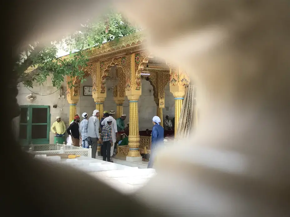 Looking through the jaali at the dargah of Qutubuddin Bakhtiyar Kaki in Delhi. Image by Nikhil Mandalaparthy. India, 2019.