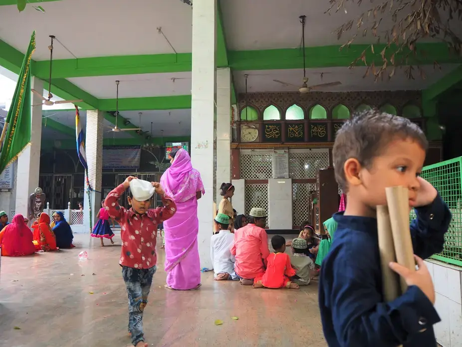 Children play at the dargah of Mai Sahiba in&nbsp;Delhi.&nbsp;Image by Nikhil Mandalaparthy. India, 2019.