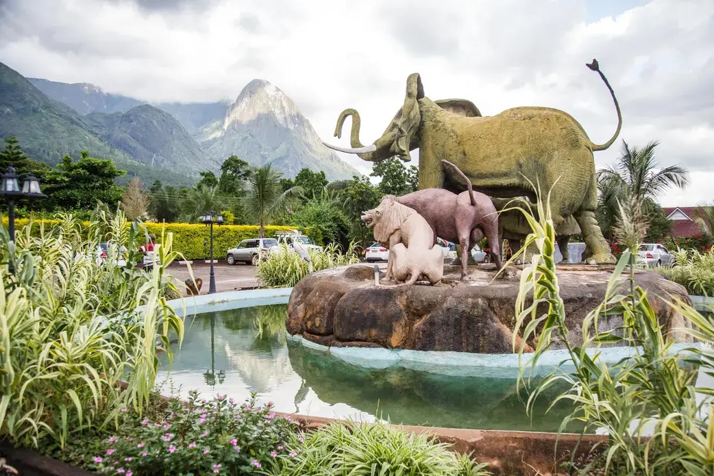A statue of Africa’s ‘Big Five’ towers in front of the ‘Hapuwani Village Lodge’, a luxurious resort in Mulanje, in the south of Malawi. Image by Nathalie Bertrams. Malawi, 2017.