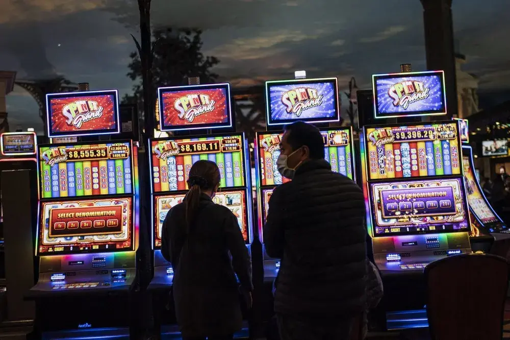 People stand in front of electronic slot machines in a Casino in Las Vegas, Monday, Nov. 9, 2020.&nbsp;Image by Wong Maye-E / AP Photo. United States, 2020.
