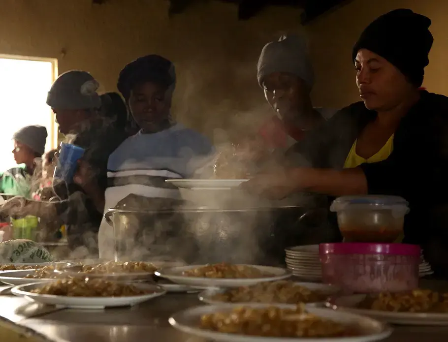 It’s lunchtime at the shelter inside Iglesia Embajadores de Jesús at Cañón del Alacrán. Migrants from Venezuela, Haiti and Central America live there. Image by Erika Schultz. Mexico, 2019.