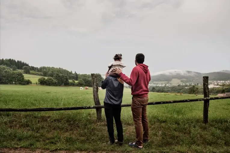 Noor Al Talaa, 22, and her husband, Yousuf Arsan, 27, at the Bad Berleburg camp in Germany, July 19, 2017. Image by Lynsey Addario. Germany, 2017.