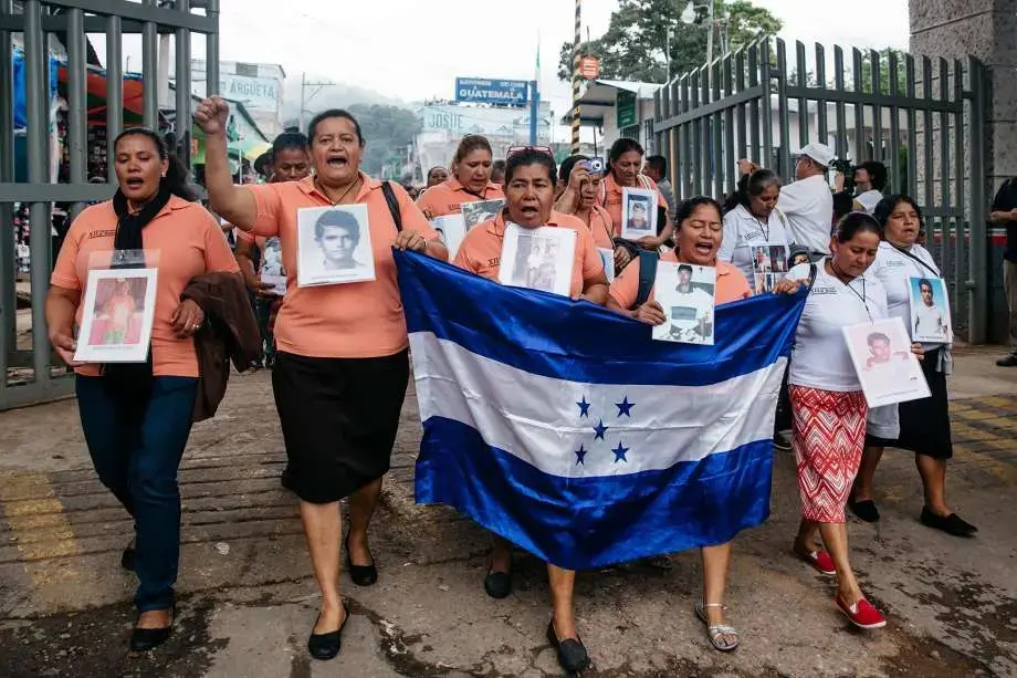 Mothers from Honduras, El Salvador, Nicaragua, and Guatemala cross from Ciudad Cuahutemoc, Guatemala into Frontera Comalapa, Chiapas, Mexico chanting and demanding justice from the Mexican government. Image by Julysa Sosa. Mexico, 2016.